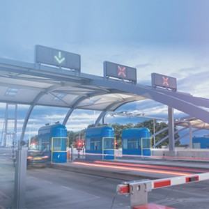高速入口前端建設貨運車輛不停車超限檢測系統，實現對收費站入口前端關鍵路段通行貨運車輛的不停車高速動態稱重檢測、車輛輪廓檢測、監控抓拍、視頻監控，有效保護道路及人民生命財產安全。前端系統在車輛通行時，實現無干擾、不停車快速檢測， 自動識別車輛輪廓信息、軸數、總重、車速、車牌號碼、車頭高清圖片、車輛側面圖片、車尾高清圖片等信息，并通過數據處理軟件，實現高速稱重數據與車牌識別數據的精準匹配